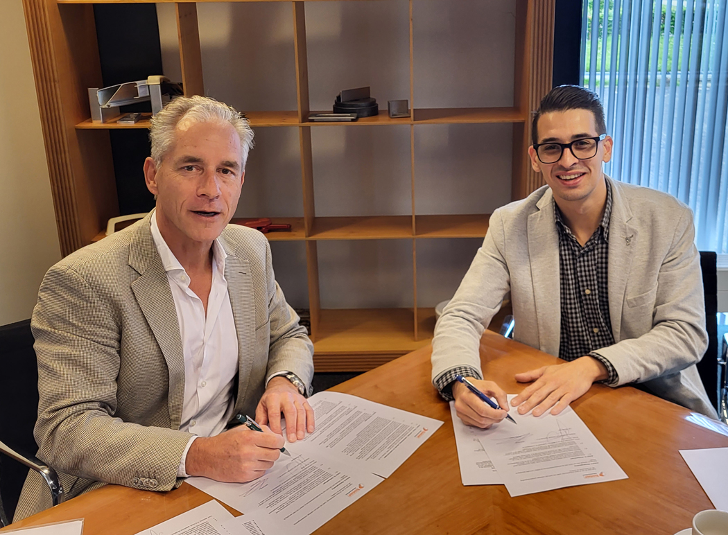 Dimitris-Bellas-&-Jon-Westerweel-HONOR-AdventureTech-signing-the-Product-Manager-contract-1050